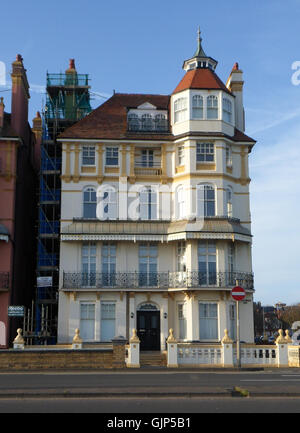 1 King's Gardens in Hove ist ein historisches Gebäude, das auf der National Heritage List für England aufgeführt ist. Das Anwesen, das für seine architektonische Bedeutung bekannt ist, spiegelt den Designstil des frühen 19. Jahrhunderts wider und ist ein wichtiges Beispiel für georgianische Wohngebäude in Hove. Stockfoto