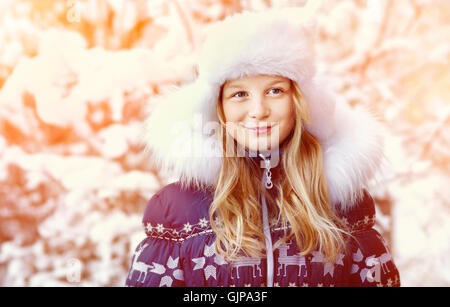 Mädchen im Winter. Teen im freien Stockfoto