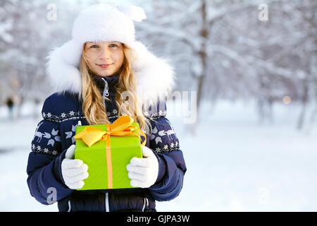 Junges Mädchen mit einem Geschenk in ihren Händen Stockfoto