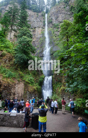 Touristen zu sammeln, an der Basis der Multnomah Falls entlang des Columbia-Flusses im nördlichen Oregon Stockfoto