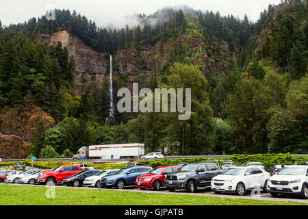 Multnomah Falls sitzt entlang der Interstate 84 und historische US 30 entlang des Columbia-Flusses im nördlichen Oregon Stockfoto