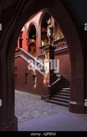 Hof und Statue des Rathauses in Basel, Schweiz. Stockfoto