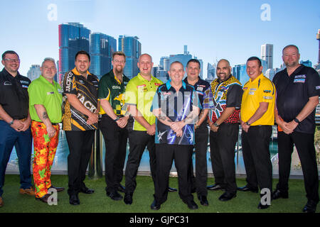 Sydney, Australien. 17. August 2016. (L, R) Professionelle Dart-Spieler James Wade, Peter Wright, Adrian Lewis, Somin Whitlock, Michael van Gerwen, Phil Taylor, Gary Anderson, Kyle Anderson, Dave Chisnall und Raymond van Barneveld vor der Sydney stellen Runde der World Series Dart Masters Wettbewerb bei der Star-Event-Center. Bildnachweis: Hugh Peterswald/Pacific Press/Alamy Live-Nachrichten Stockfoto