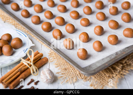 Ein Backblech mit ungebrannten 'Pepernoten' oder 'Kruidnoten', eine holländische Delikatesse für niederländische Urlaub "Sinterklaas". Stockfoto