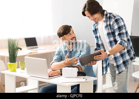 Positive Kollegen diskutieren Projekt Stockfoto