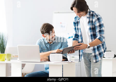 Fröhlichen Kollegen diskutieren Projekt Stockfoto