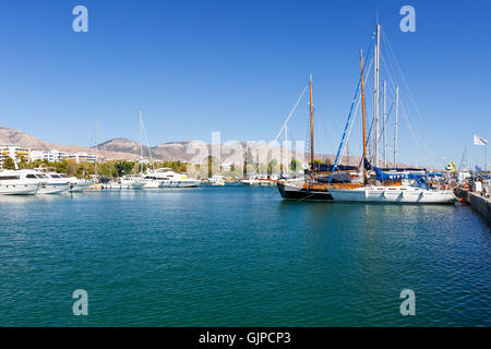 Segelboote in Alimos Marina und Himettus Berge im Hintergrund. Stockfoto