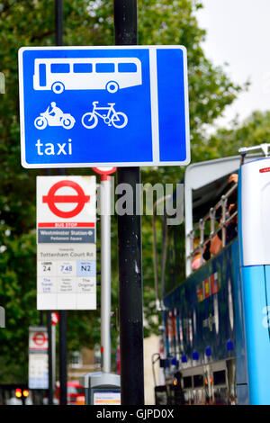 London England, UK. Taxi-Bus und Fahrrad Lane Zeichen in Whitehall Stockfoto