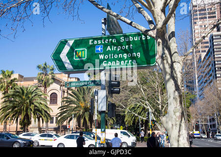 Stadtzentrum von Sydney suchen entlang der Macquarie Street mit NSW öffentliche Staatsbibliothek im Hintergrund, Australien Stockfoto