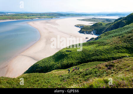 Blick auf Maghera Strand, Ardara, County Donegal, Irland. Aufnahme von oben mit Wanderer Stockfoto