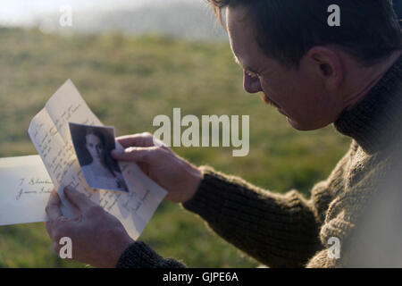 Das Licht zwischen den Ozeanen ist eine bevorstehende historische Drama Film geschrieben und Regie: Derek Cianfrance und basiert auf dem 2012-Roman mit dem gleichen Namen von M. L. Stedman.   Dieses Foto ist nur zu redaktionellen Zwecken und unterliegen dem Copyright von der Filmgesellschaft und/oder der Fotograf von dem Film oder der Firma zugeordnet und kann nur durch Veröffentlichungen im Zusammenhang mit der Förderung der oben genannten Film reproduziert werden. Eine obligatorische Gutschrift auf die Filmgesellschaft ist erforderlich. Der Fotograf sollte auch angerechnet werden, wenn bekannt. Stockfoto