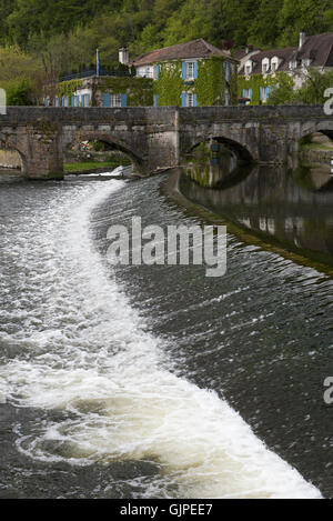 Ein Wehr am Fluss Dronne bei Brantome, Dordogne, Frankreich. Stockfoto