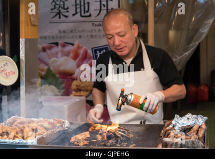 Koch bereitet frische Lebensmittel am Tsukiji-Fischmarkt, Tokyo, Japan Stockfoto