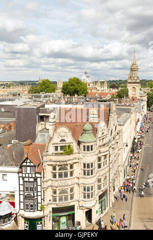 Eine Luftaufnahme des Stadtzentrum von Oxford nach unten High Street, Oxford, Oxfordshire, England, UK Stockfoto