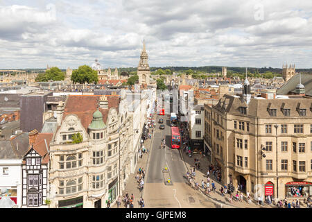 Eine Luftaufnahme des Stadtzentrum von Oxford nach unten High Street, Oxford, Oxfordshire, England, UK Stockfoto