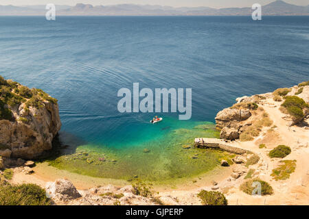 Luftaufnahme von Perachora von Ireon See in Griechenland. Kristallklares Meer mit einem Boot drin. Stockfoto