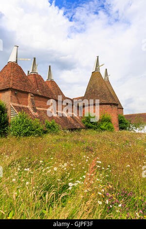 Traditionellen Kentish Oast House, auch genannt Hop Brennofen auf Sissinghurst Castle Estate, Kent, England Stockfoto