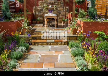 Markierter Terrassengarten bei der Southport Flower Show, Merseyside, Großbritannien. Aug 2016: Bella Vista kompakt gepflasterter Innenhof Gärten. Im Victoria Park laufen die Vorbereitungen für die größte unabhängige Blumenschau in England, die an vier Tagen Tausende von Besuchern erwartet. Die Ausstellungsstücke werden fertiggestellt, da die Jury die Auszeichnung „Best in Show“ vergibt. © MediaWorld Images/Alamy Live News Stockfoto