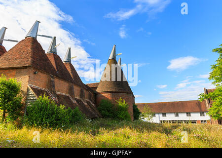 Traditionellen Kentish Oast House, auch genannt Hop Brennofen auf Sissinghurst Castle Estate, Kent, England Stockfoto