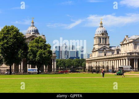 Das Old Royal Naval College mit Canary Wharf in den Hintergrund, Maritime Greenwich, London, England Stockfoto