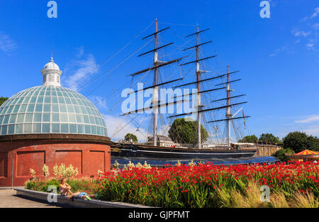 Die Cutty Sark, einem restaurierten Tee Klipper mit dem Eingang nach Greenwich Tunnel, Greenwich, London, England Stockfoto