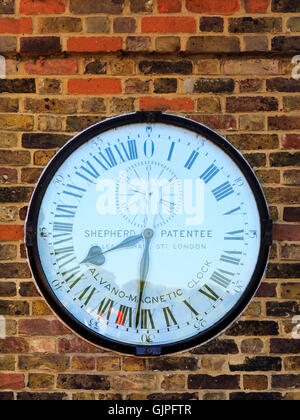 Shepherd Gate Clock, eine elektrische Uhr Greenwich Mean Time außerhalb Royal Greenwich Observatory, London anzeigen Stockfoto