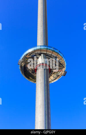 i-360 oder British Airways i360 Aussichtsturm am Brighton Meer aufsteigende gegen strahlend blauen Himmel. Brighton, UK Stockfoto