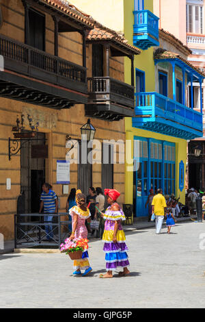 Zwei kubanische Frauen in traditioneller Kleidung vor restaurierten historischen Häusern in Alt-Havanna, Kuba Stockfoto