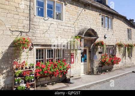 Der Dorfladen und Post in Cotswold Dorf von Bisley, Gloucestershire UK Stockfoto