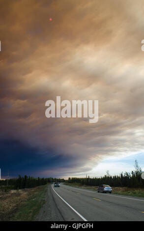 Rauch vom Fluss lustig Feuer blockiert die normalerweise hell blau eines Alaskan nachmittags. Stockfoto