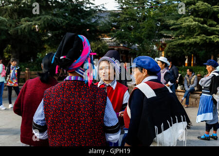 Frauen tragen traditionelle Kleider Naxi in Lijiang, Yunnan, China. Stockfoto