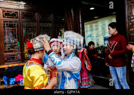 Frauen tragen traditionelle Kleider Bai Minderheit in Lijiang, Yunnan, China. Stockfoto