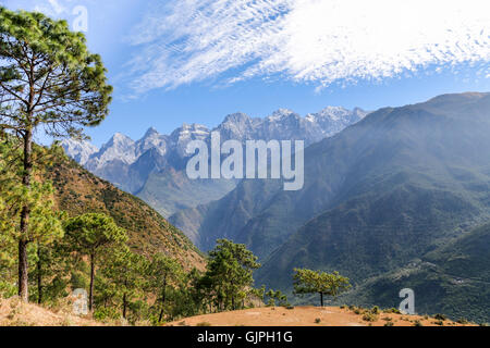 Die Jade Dragon Snow Berge, Tiger Leaping Gorge, Yunnan, China. Stockfoto