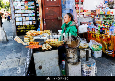 Eine Straße Garküche in Dali, Yunnan, China. Stockfoto