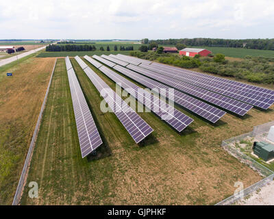 Luftaufnahme eines Feldes von Solarenergie Panels für alternative elektrische Energie verwenden. Stockfoto