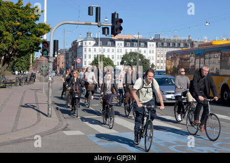 Sommer am späten Vormittag mit dem Fahrrad Ansturm auf Radweg an der stark Fahrrad befahrene Kreuzung Frederiksborggade, Søtorvet, in Richtung Zentrum von Kopenhagen. Stockfoto