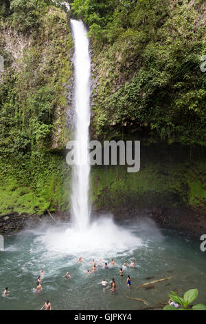 Menschen schwimmen im Pool unter La Fortuna Wasserfall La Fortuna, Costa Rica, Zentralamerika (siehe auch Bild GJPKY7) Stockfoto