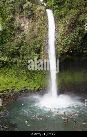 Menschen schwimmen im Pool unter La Fortuna Wasserfall La Fortuna, Costa Rica, Zentralamerika (siehe auch Bild GJPKY4) Stockfoto