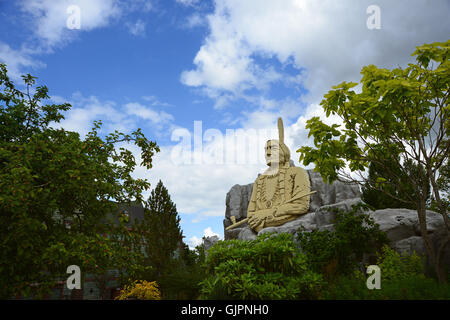 Billund, Dänemark - 26. Juli 2016: Chef in Legoland Statue Indian Stockfoto