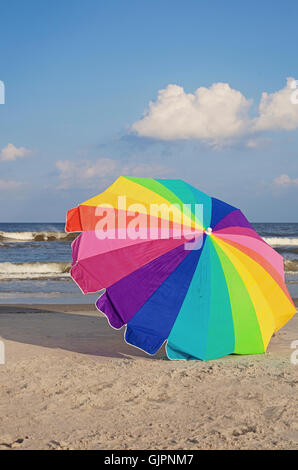 Ein Sonnenschirm am Strand. Stockfoto