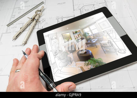 Hand des Architekten auf Computer Tablet zeigt Wohnzimmer Illustration Foto Kombination über Hauspläne, Zirkel und Lineal. Stockfoto