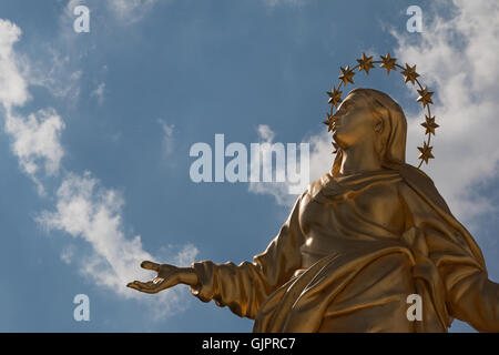 Goldene Madonna Statue perfekte Bronze Nachbildung in Mailand, Italien Stockfoto