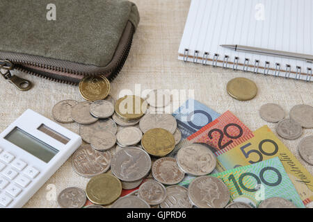 Australische Geld, AUD mit Rechner, Notebook und kleinen Geld Beutel Stockfoto