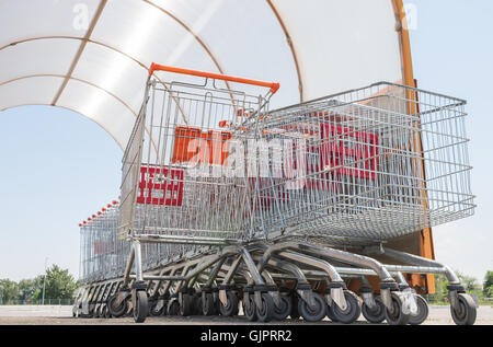 Einkaufswagen auf einem Parkplatz Stockfoto