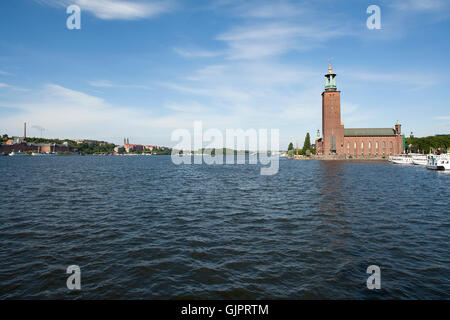 Ein Blick über den Fluss nach dem Rathaus an der östlichen Spitze der Insel Kungsholmen in Stockholm Schweden. Stockfoto