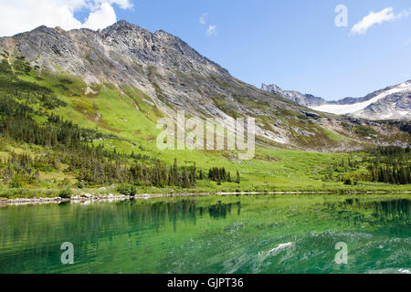 Die Ansicht der Upper Dewey Lake 3100 Fuß (945 m) über Meeresspiegel (Skagway, Alaska). Stockfoto