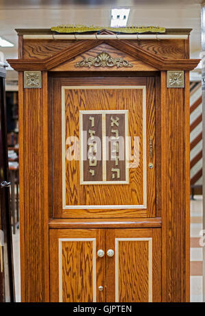 Die Heilige Lade auf eine orthodoxe Synagoge in Brooklyn, aufgedeckt auf Tisha B'Av gemäß dem Brauch. Stockfoto