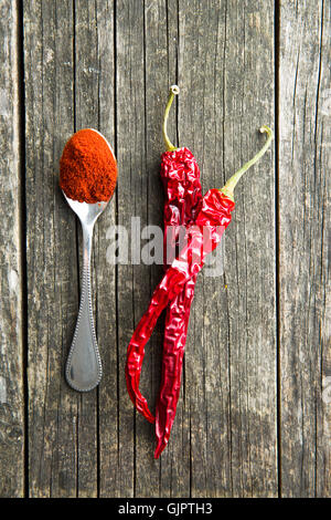 Chili Peppers und pulverförmige Pfeffer auf Löffel. Stockfoto