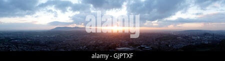 Panorama der Stadt von Edinburgh von Arthurs Seat Stockfoto