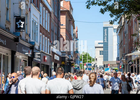 Masse der Leute. Massen von Käufern auf einer der wichtigsten Einkaufsstraßen in der Innenstadt von Nottingham, England, Großbritannien Stockfoto